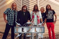 TESLA verneigen sich vor Queen mit neuer Single «Spread Your Wings»