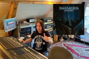 Studio-Report: Zu Besuch bei SHAKRA im Studio, um das neue Album «Invincible» anzuhören