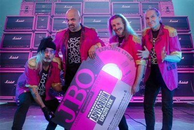 J.B.O. teilen Videoclip zu &quot;rebellischer&quot; Single «Stinkefinger». Album «Haus Of The Rising Fun» kommt 2026