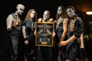 POWERWOLF erhalten &quot;Golden Ticket-Award&quot; für erfolgreiche Wolfsnächte Tour 2024