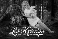 LIV KRISTINE teilt den Song «Portrait Ei Tulle Med Øyne Blå». Eine Single vom kommenden Re-Release ihres Debüt-Albums «Deus Ex Machina»