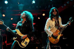 Dirty Honey – James And The Cold Gun in Rubigen