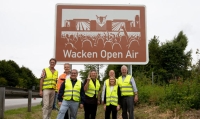Touristische Hinweistafeln &quot;Wacken Open Air&quot; an der Autobahn A23 enthüllt
