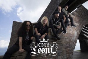 CORELEONI präsentieren Visualizer zu «Sick & Tired (live)» aus «Live at Hallenstadion Zurich»