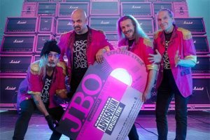 J.B.O. begeben sich im Musik-Video «Ka-Fump!» auf eine Odyssee durch Frankens Wälder