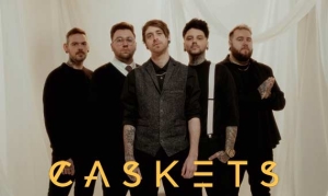 CASKETS teilen Video zur neuen Single «By The Sound»