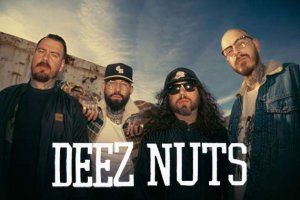 DEEZ NUTS teilen Video zu «Miss Me With That» mit Ausschnitten von diversen Festivals