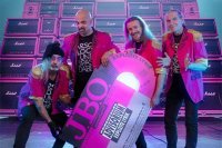 J.B.O. lassen mit «Bussi» die Fanherzen im Lyric-Video höher schlagen