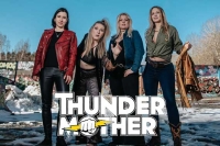 THUNDERMOTHER veröffentlichen Video zu neuer Single «I Left My License In The Future» und kommen bald nach Bern