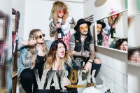 VA ROCKS präsentieren die neue Single «Not Dead Yet» mit einem Video voll mit Ausschnitten aus vergangenen Konzerten